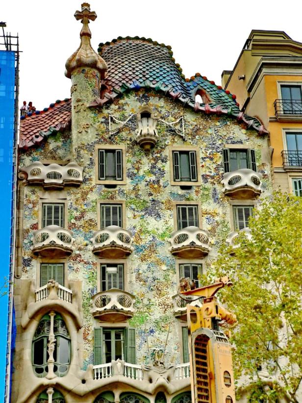 Die Fassade der Casa Batlló in Barcelona, verziert mit Mosaiken und ungewöhnlichen Balkonen.