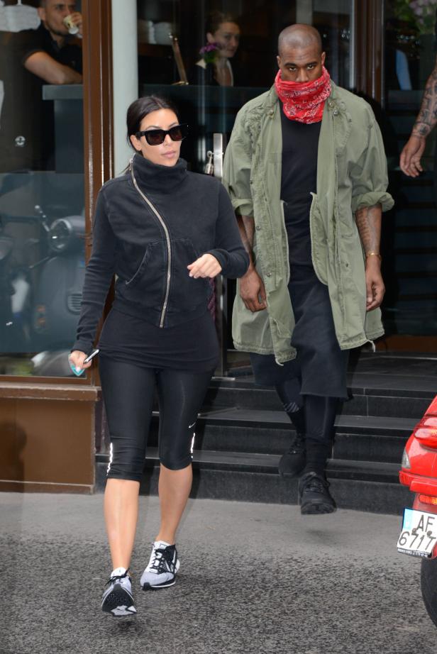 Kim Kardashian und Kanye West verlassen ein Gebäude.