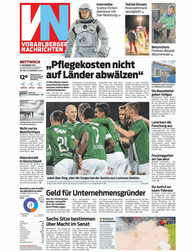 Eine jubelnde Fußballmannschaft umarmt sich auf dem Spielfeld.