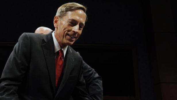 David Petraeus bei einer Veranstaltung in dunkler Umgebung.