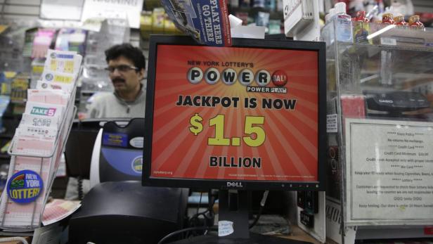 Ein Bildschirm zeigt den Jackpot der New York Lottery Powerball Lotterie in Höhe von 1,5 Milliarden Dollar.