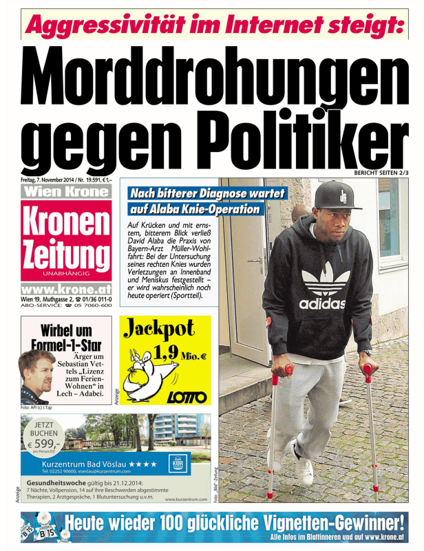 David Alaba verlässt auf Krücken eine Arztpraxis, nachdem er sich am Knie verletzt hat.