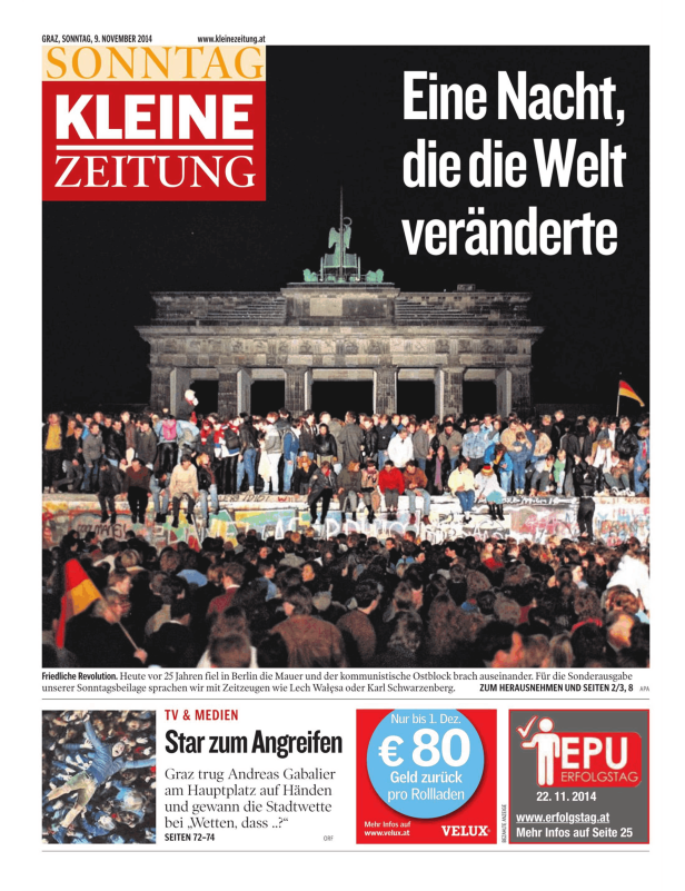 Menschen feiern vor dem Brandenburger Tor in Berlin nach dem Fall der Mauer.