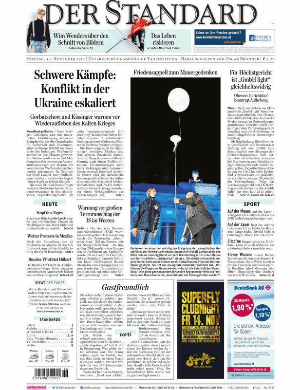 Michail Gorbatschow lässt vor dem Brandenburger Tor einen Ballon der Installation „Lichtgrenze“ steigen.