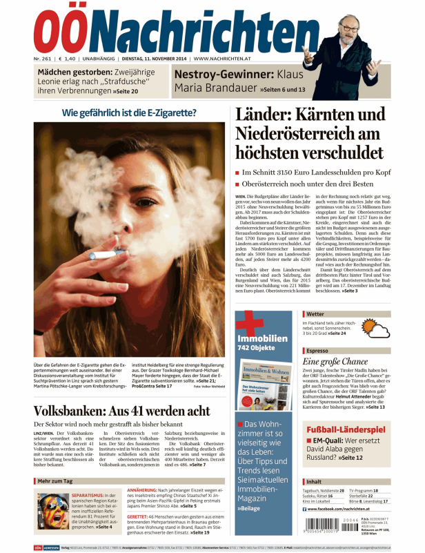 Eine Frau raucht eine E-Zigarette.