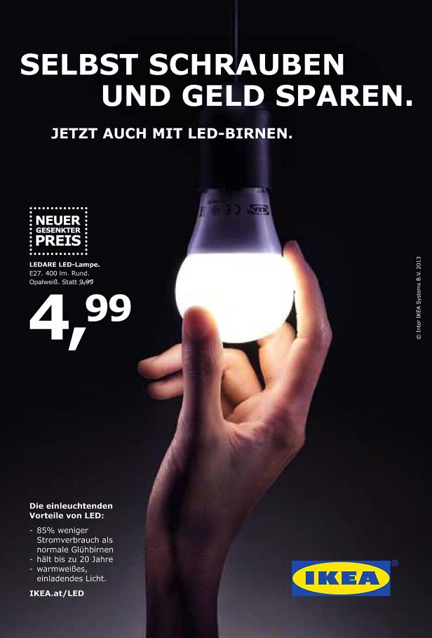 Eine Hand hält eine leuchtende LEDARE LED-Lampe von IKEA.