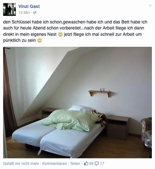 Ein Schlafzimmer mit zwei zusammengestellten Betten unter einer Dachschräge.