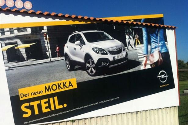 Ein Werbeplakat für den neuen Opel Mokka mit dem Slogan „Steil.“.