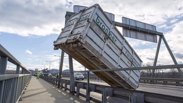 Container verkeilte sich mit Oberkopfwegweiser