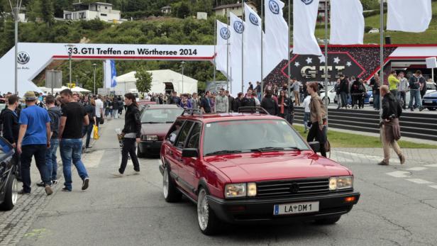Ein roter VW Passat Variant auf dem 33. GTI Treffen am Wörthersee 2014.