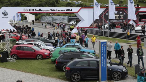 Das 33. GTI Treffen am Wörthersee 2014 mit vielen Autos und Menschen.