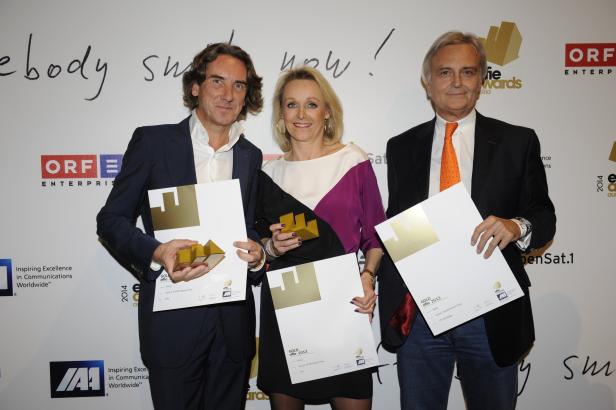 Drei Personen halten goldene Auszeichnungen der „Effie Awards Austria“ in den Händen.