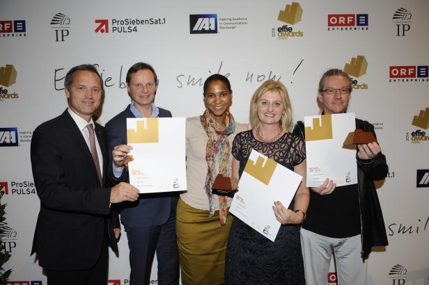 Fünf Personen posieren mit Bronze Effie Awards 2013 für Takeda Pharma.