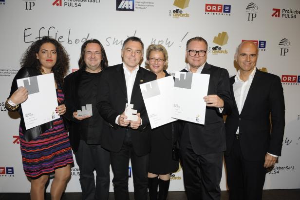 Eine Gruppe von Personen posiert mit Urkunden und Auszeichnungen bei den Effie Awards Austria 2013.