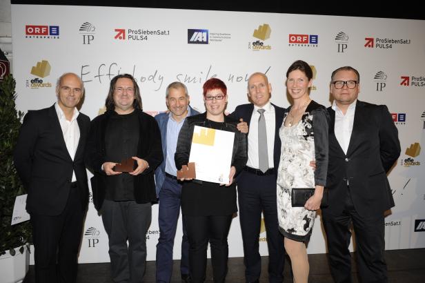 Eine Gruppe von Personen posiert bei der „Effie Awards Austria“-Verleihung für ein Foto.