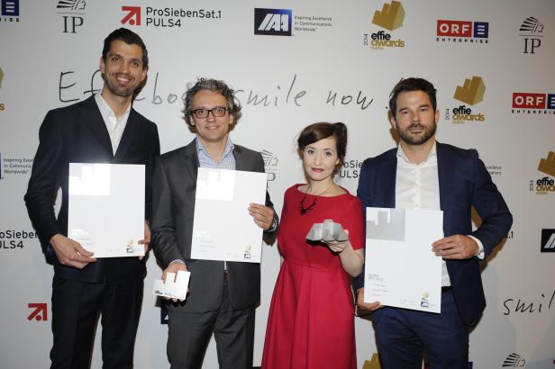 Vier Personen posieren mit Auszeichnungen bei den Effie Awards Austria 2014.