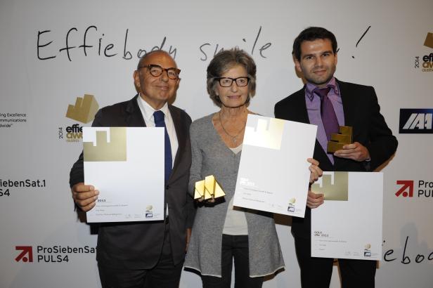 Drei Personen präsentieren Auszeichnungen bei den Effie Awards 2013.
