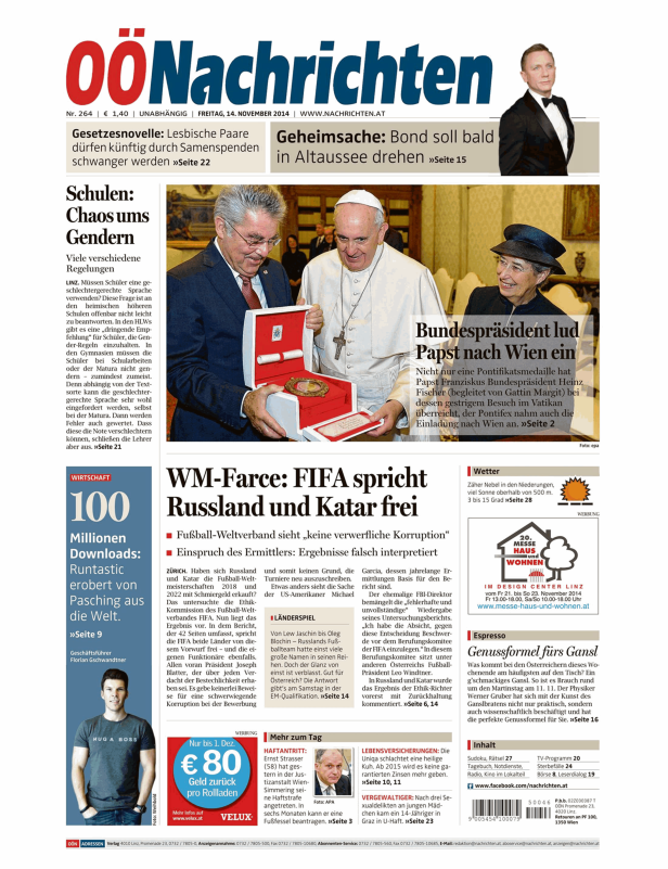 Bundespräsident Heinz Fischer überreicht Papst Franziskus eine Pontifikatsmedaille.