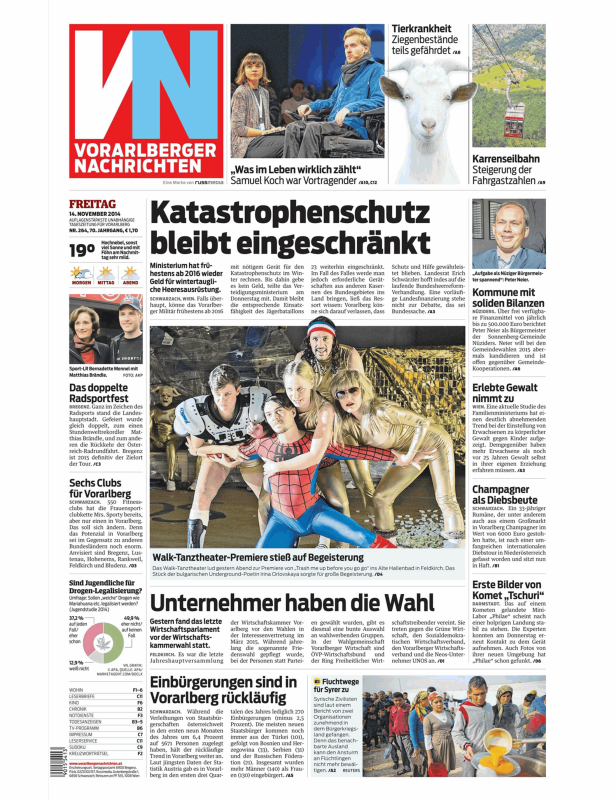 Eine Gruppe von Personen in Kostümen posiert für ein Foto.