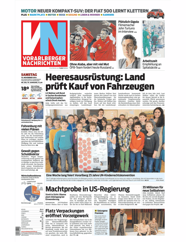 Eine Schulklasse hält ein Plakat zum 25-jährigen Jubiläum der UN-Kinderrechtskonvention.