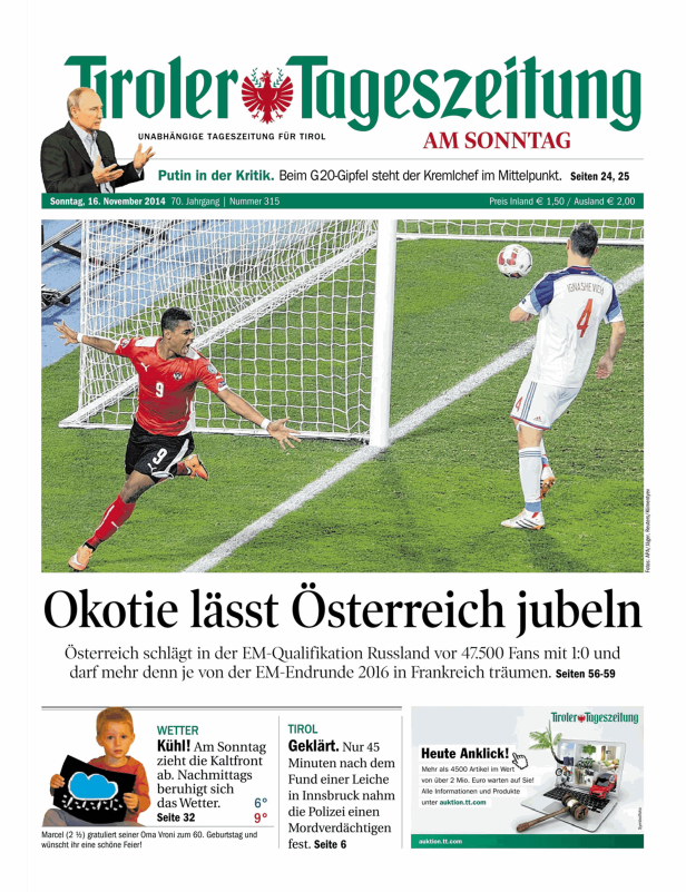 Ein Fußballspieler jubelt vor dem Tor, während ein anderer Spieler im Hintergrund steht.