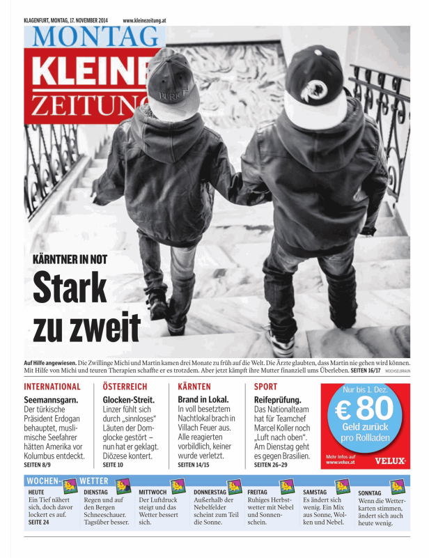 Zwei Jungen mit Kappen gehen eine Treppe hinauf, aufgenommen für die „Kleine Zeitung“.