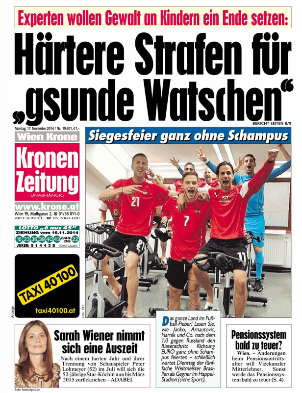 Österreichische Fußballspieler feiern auf Fahrrädern ihren Sieg gegen Russland.