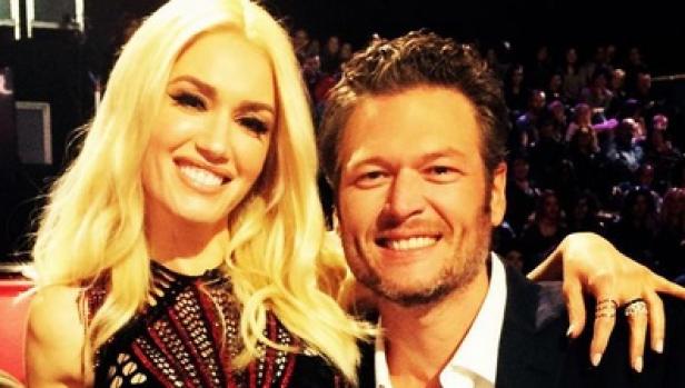Gwen Stefani und Blake Shelton posieren lächelnd für ein Foto.