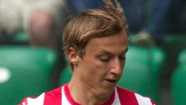 Nahaufnahme eines Mannes mit blonden Haaren und einem rot-weiß gestreiften Trikot.