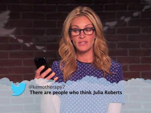 Julia Roberts mit Brille hält ein Smartphone in der Hand.
