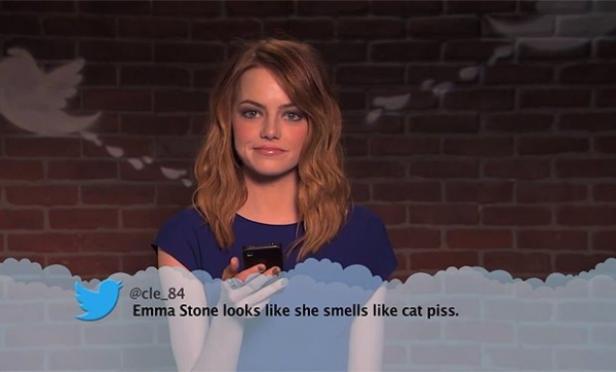 Emma Stone hält ein Smartphone in der Hand.