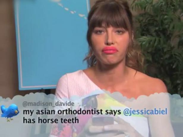 Jessica Biel blickt mit zusammengepressten Lippen in die Kamera.