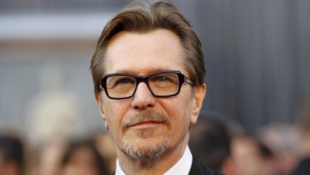 Porträt von Gary Oldman mit Brille und grau meliertem Haar.
