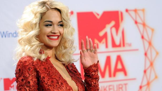 Rita Ora lächelt auf dem roten Teppich der MTV Europe Music Awards.