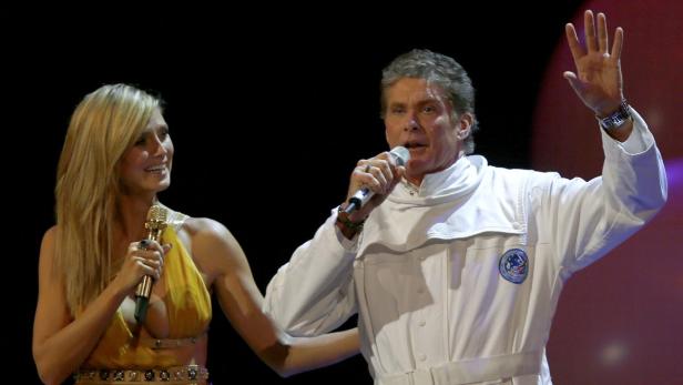 Heidi Klum und David Hasselhoff singen gemeinsam auf einer Bühne.