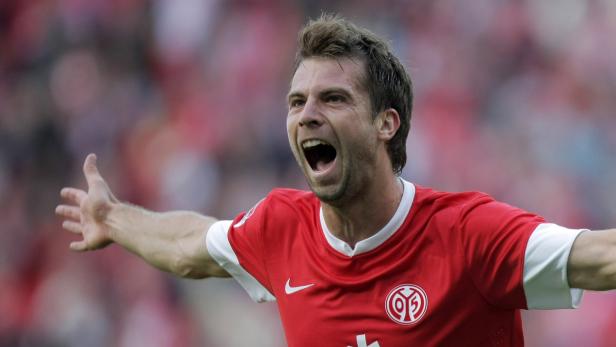 Ein jubelnder Fußballspieler im roten Trikot von Mainz 05.