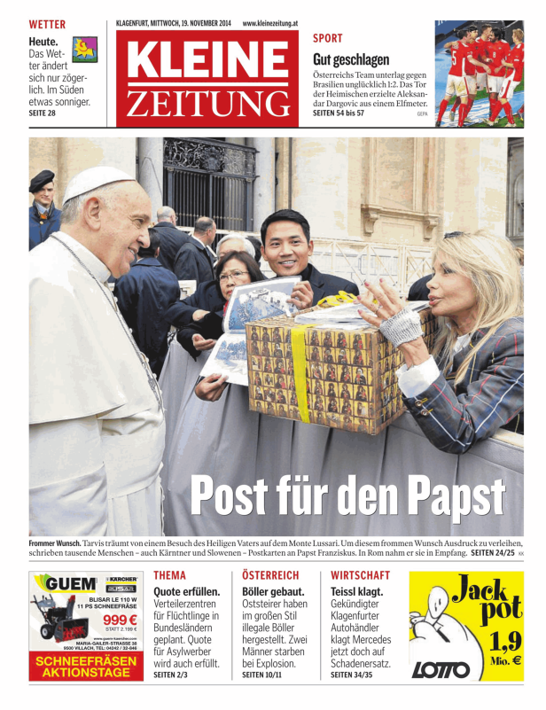 Papst Franziskus nimmt eine Kiste mit Postkarten von Gläubigen entgegen.