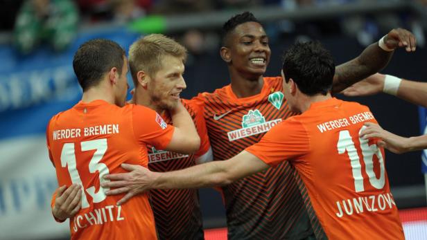 Spieler von Werder Bremen feiern gemeinsam auf dem Fußballfeld.