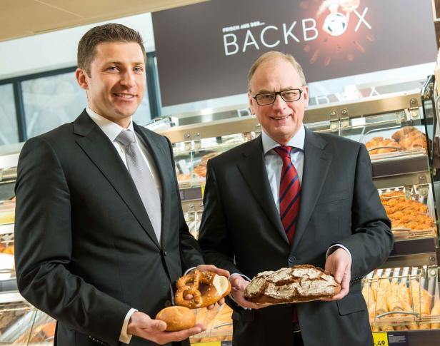 Führungsduo Günther Helm und Friedhelm Dold vor Backbox Hofer will mehrere Zielpunkt-Filialen übernehmen