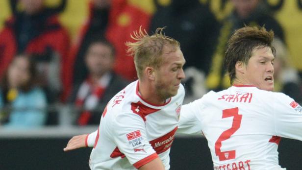 Zwei Fußballspieler des VfB Stuttgart während eines Spiels.