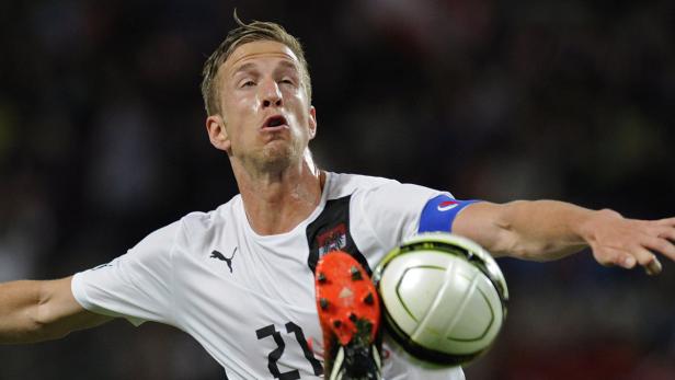 Ein österreichischer Fußballspieler beim Schuss auf den Ball.