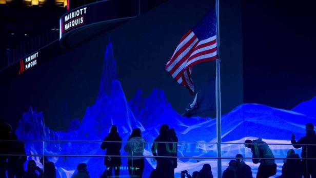 Eine Veranstaltung im Marriott Marquis mit einer Projektion und der US-amerikanischen Flagge.