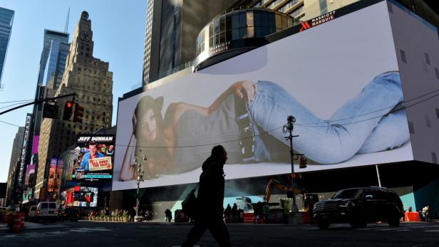 Ein belebter Times Square mit einer großen Werbetafel für das Marriott Marquis Hotel.