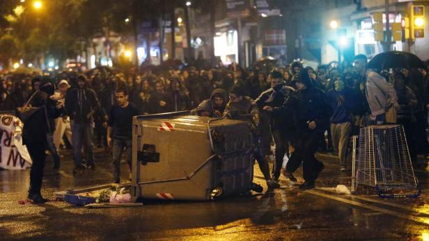 Bei einer nächtlichen Demonstration haben Demonstranten einen Müllcontainer umgeworfen.