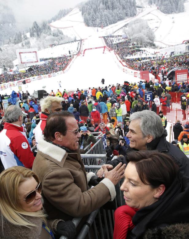 Arnold Schwarzenegger bei einem Ski-Event vor einer Zuschauermenge.