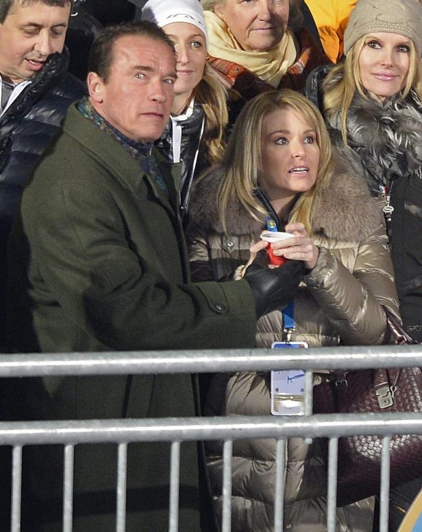 Arnold Schwarzenegger und Heather Milligan bei einer Veranstaltung im Freien.