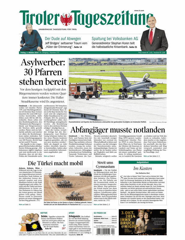 Feuerwehrmänner untersuchen einen Eurofighter nach einer Notlandung in Innsbruck.