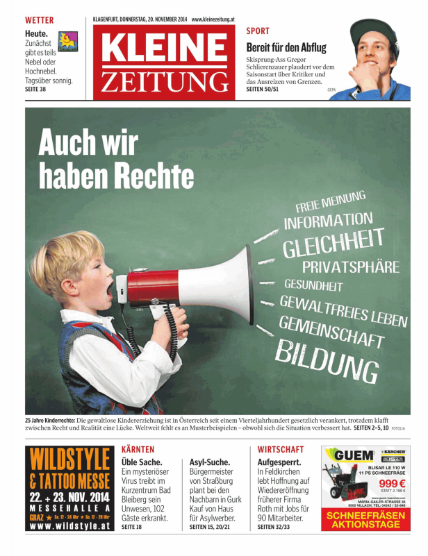 Ein Junge spricht durch ein Megafon vor einer Tafel mit Begriffen wie „Gleichheit“ und „Bildung“.