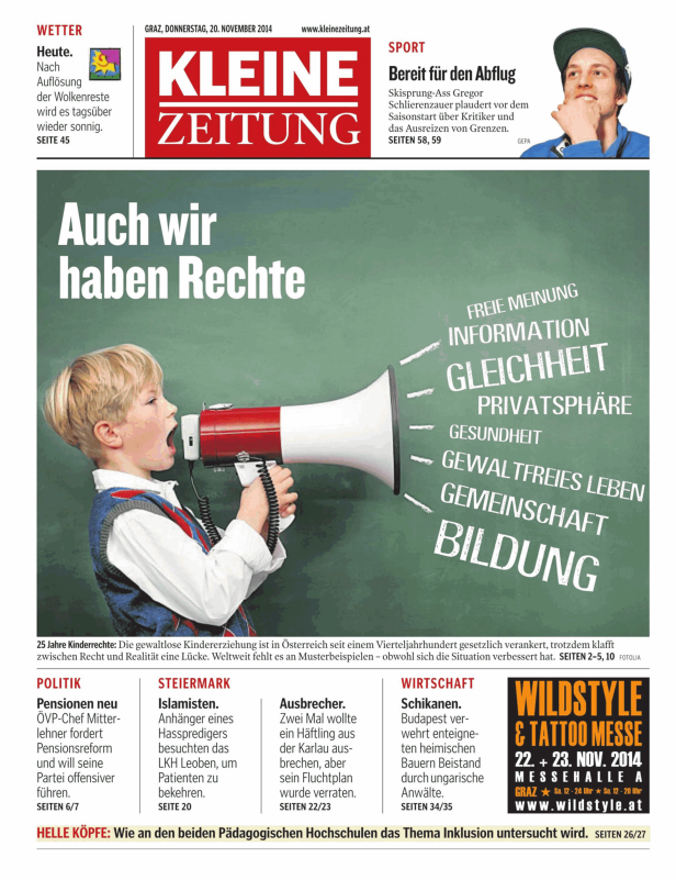 Ein Kind spricht durch ein Megafon vor einer Tafel mit Begriffen wie „Gleichheit“ und „Bildung“.