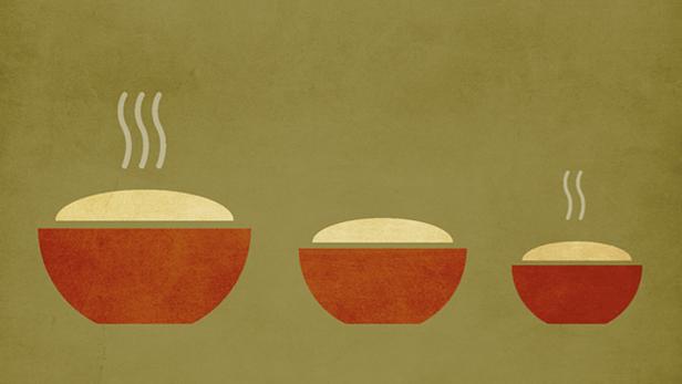 Drei Schalen mit dampfendem Inhalt unterschiedlicher Größe stehen nebeneinander.